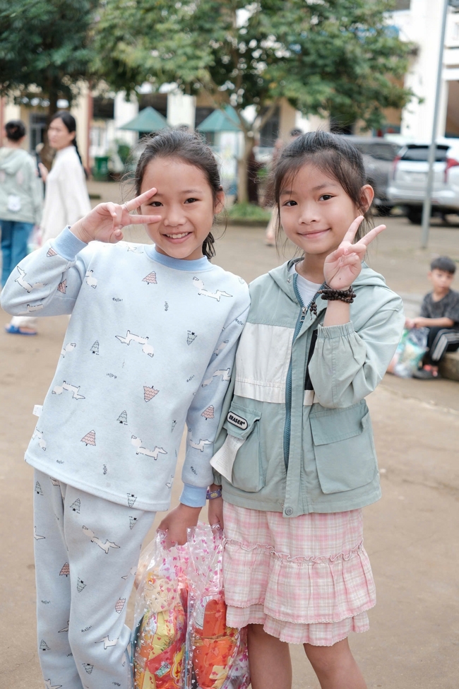 Giving Mid-autumn gifts in Tà Đùng – Lâm Đồng in the pagoda charity activities