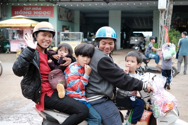 Giving Mid-autumn gifts in Tà Đùng – Lâm Đồng in the pagoda charity activities