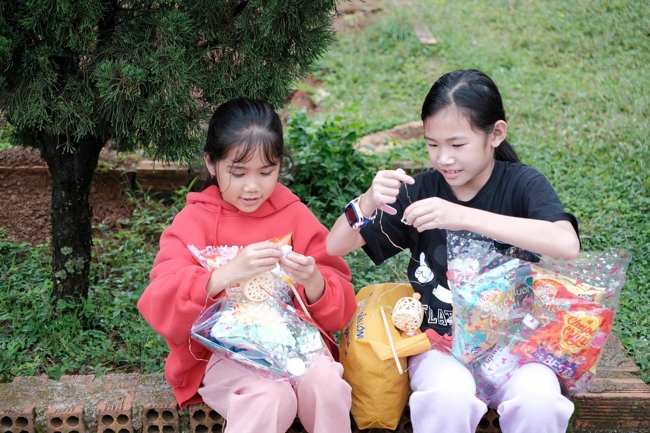 Giving Mid-autumn gifts in Tà Đùng – Lâm Đồng in the pagoda charity activities