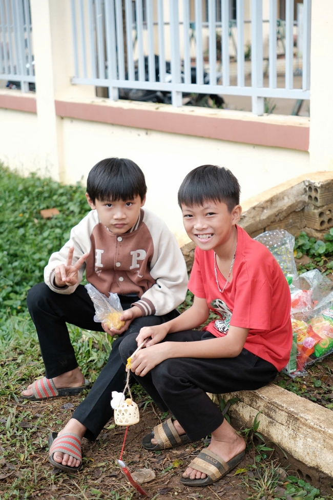 Giving Mid-autumn gifts in Tà Đùng – Lâm Đồng in the pagoda charity activities