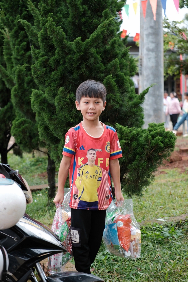 Giving Mid-autumn gifts in Tà Đùng – Lâm Đồng in the pagoda charity activities