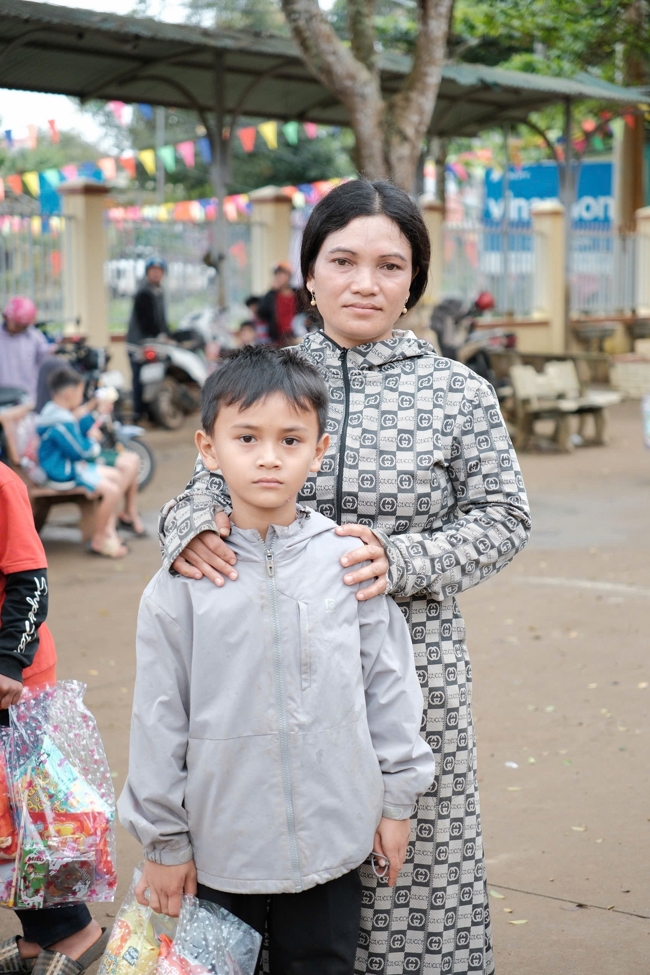 Giving Mid-autumn gifts in Tà Đùng – Lâm Đồng in the pagoda charity activities