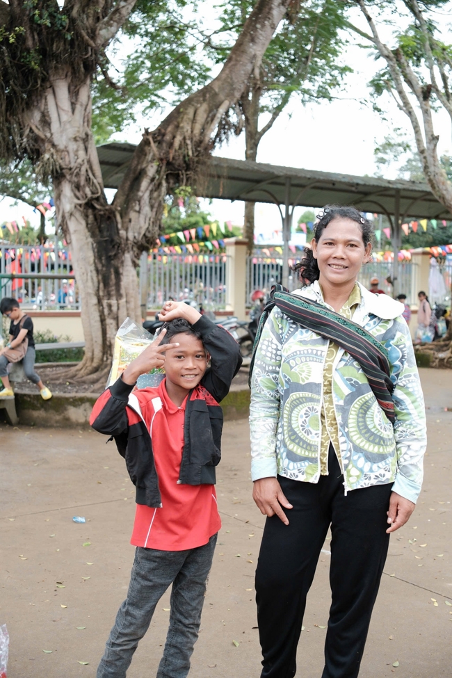 Giving Mid-autumn gifts in Tà Đùng – Lâm Đồng in the pagoda charity activities