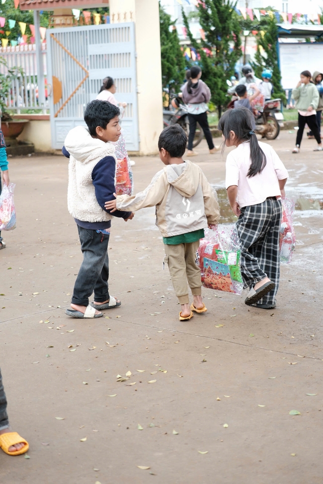 Giving Mid-autumn gifts in Tà Đùng – Lâm Đồng in the pagoda charity activities