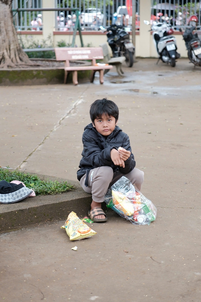 Giving Mid-autumn gifts in Tà Đùng – Lâm Đồng in the pagoda charity activities