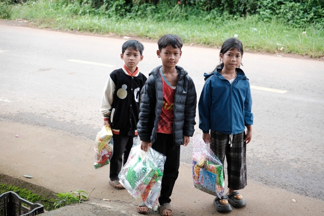 Giving Mid-autumn gifts in Tà Đùng – Lâm Đồng in the pagoda charity activities