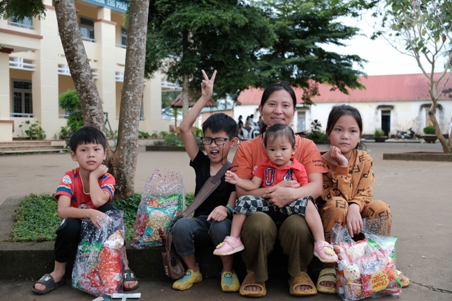 Giving Mid-autumn gifts in Tà Đùng – Lâm Đồng in the pagoda charity activities