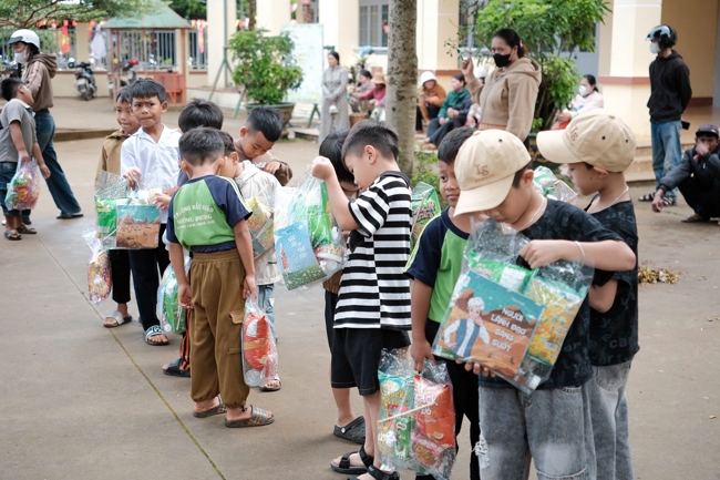 Giving Mid-autumn gifts in Tà Đùng – Lâm Đồng in the pagoda charity activities