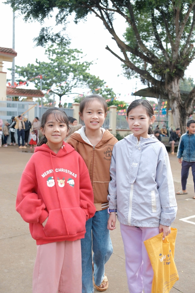 Giving Mid-autumn gifts in Tà Đùng – Lâm Đồng in the pagoda charity activities