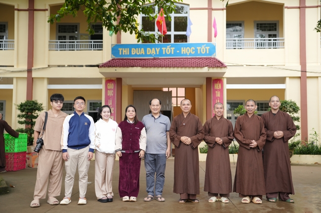 Giving Mid-autumn gifts in Tà Đùng – Lâm Đồng in the pagoda charity activities