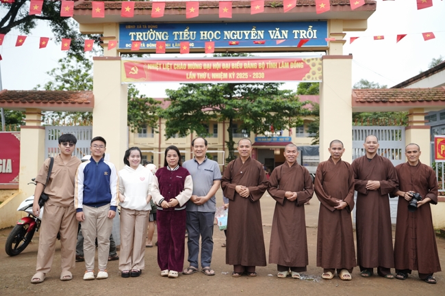 Giving Mid-autumn gifts in Tà Đùng – Lâm Đồng in the pagoda charity activities