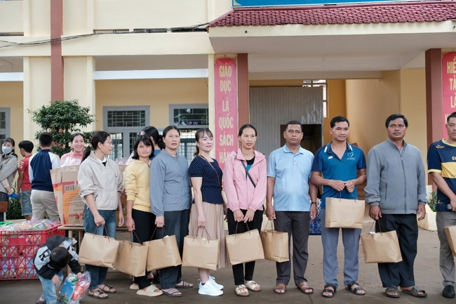 Giving Mid-autumn gifts in Tà Đùng – Lâm Đồng in the pagoda charity activities