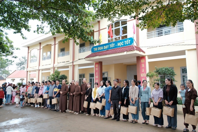 Giving Mid-autumn gifts in Tà Đùng – Lâm Đồng in the pagoda charity activities