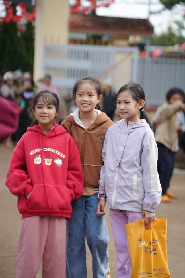 Giving Mid-autumn gifts in Tà Đùng – Lâm Đồng in the pagoda charity activities