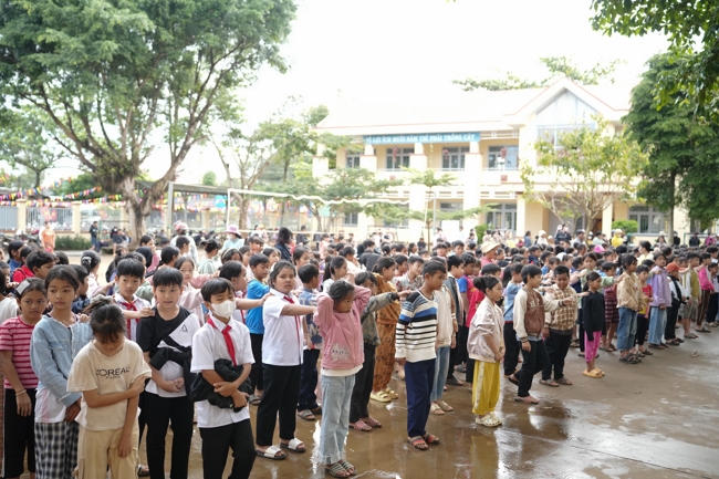 Giving Mid-autumn gifts in Tà Đùng – Lâm Đồng in the pagoda charity activities
