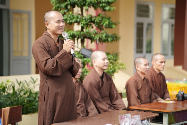 Giving Mid-autumn gifts in Tà Đùng – Lâm Đồng in the pagoda charity activities