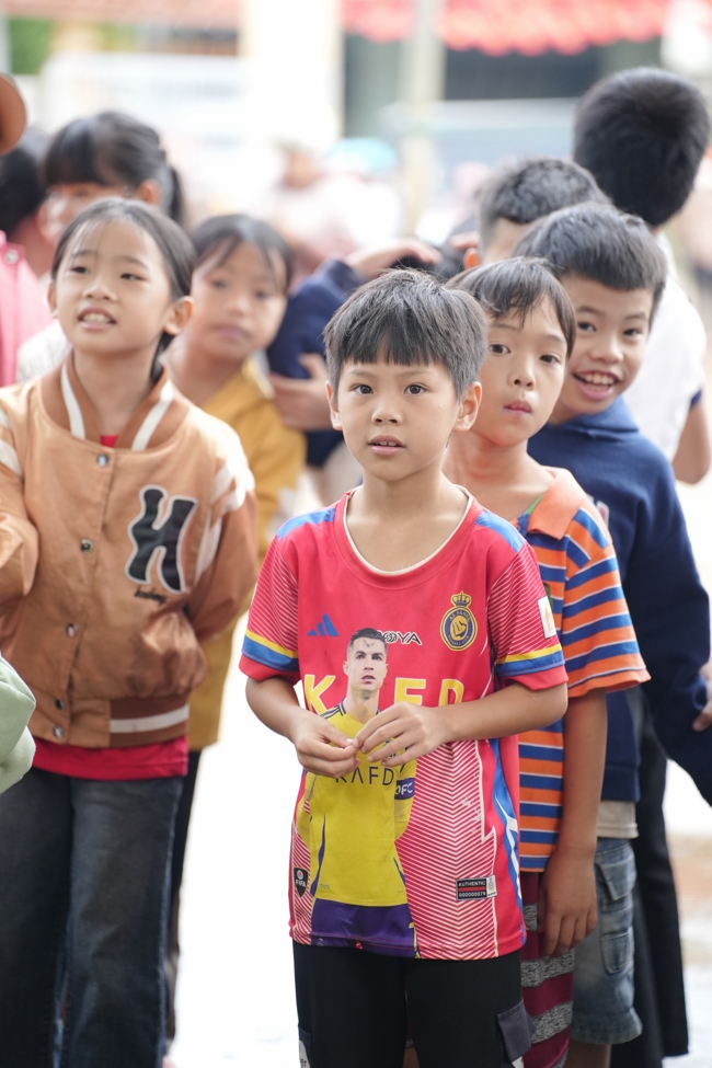 Giving Mid-autumn gifts in Tà Đùng – Lâm Đồng in the pagoda charity activities