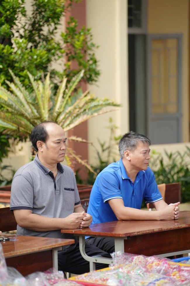 Giving Mid-autumn gifts in Tà Đùng – Lâm Đồng in the pagoda charity activities