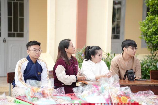 Giving Mid-autumn gifts in Tà Đùng – Lâm Đồng in the pagoda charity activities
