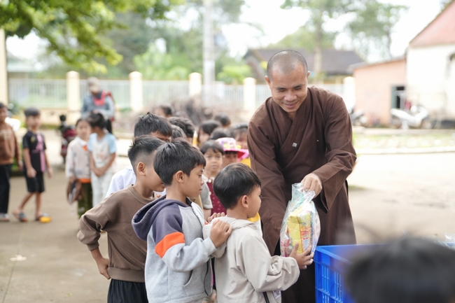 Giving Mid-autumn gifts in Tà Đùng – Lâm Đồng in the pagoda charity activities