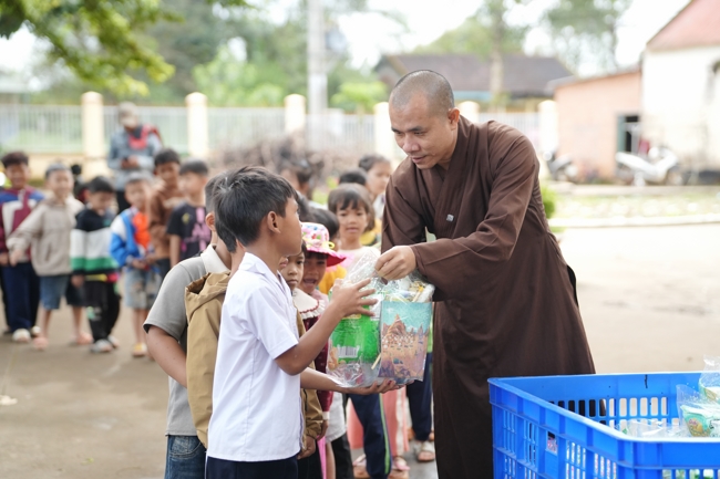Giving Mid-autumn gifts in Tà Đùng – Lâm Đồng in the pagoda charity activities
