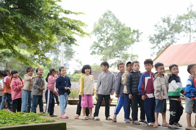 Giving Mid-autumn gifts in Tà Đùng – Lâm Đồng in the pagoda charity activities