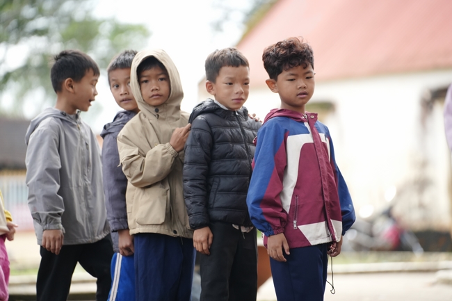 Giving Mid-autumn gifts in Tà Đùng – Lâm Đồng in the pagoda charity activities