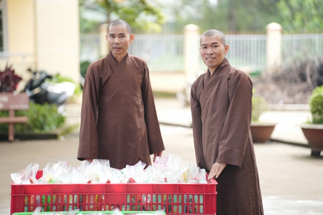 Giving Mid-autumn gifts in Tà Đùng – Lâm Đồng in the pagoda charity activities