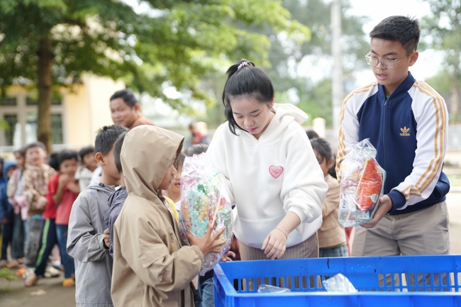 Giving Mid-autumn gifts in Tà Đùng – Lâm Đồng in the pagoda charity activities