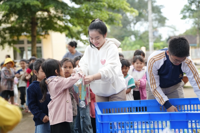 Giving Mid-autumn gifts in Tà Đùng – Lâm Đồng in the pagoda charity activities