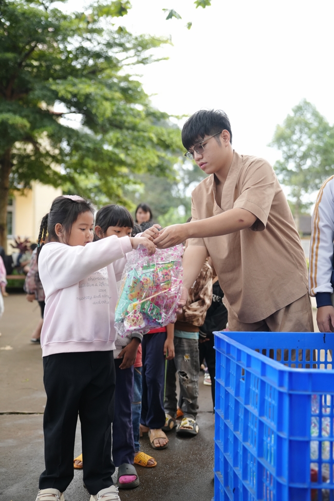 Giving Mid-autumn gifts in Tà Đùng – Lâm Đồng in the pagoda charity activities