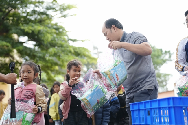 Giving Mid-autumn gifts in Tà Đùng – Lâm Đồng in the pagoda charity activities
