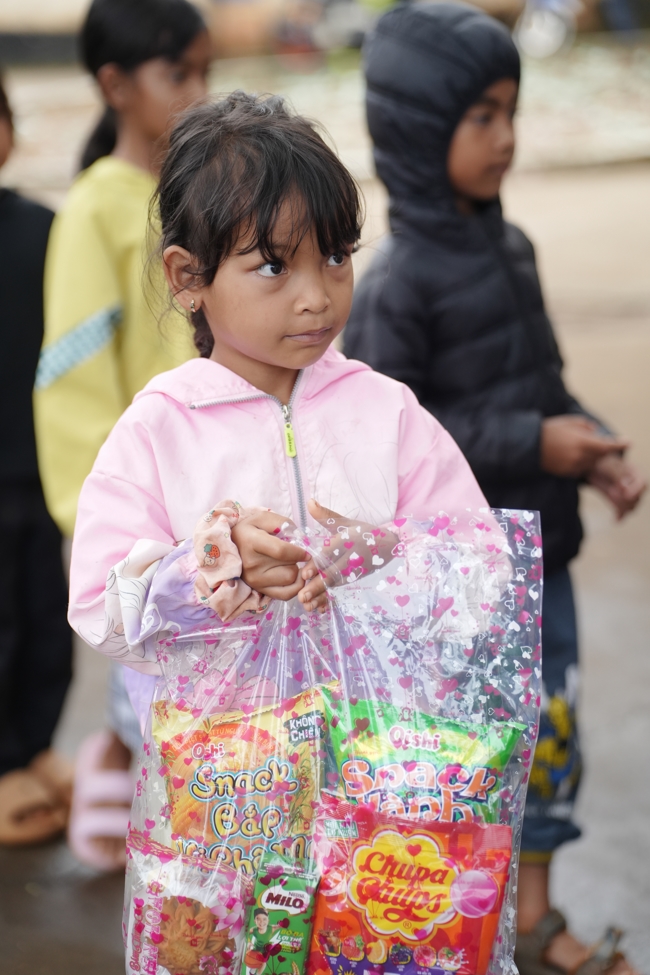 Giving Mid-autumn gifts in Tà Đùng – Lâm Đồng in the pagoda charity activities