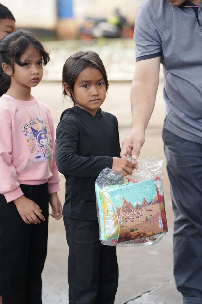 Giving Mid-autumn gifts in Tà Đùng – Lâm Đồng in the pagoda charity activities