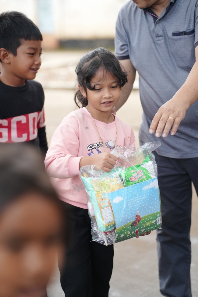 Giving Mid-autumn gifts in Tà Đùng – Lâm Đồng in the pagoda charity activities