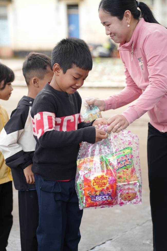Giving Mid-autumn gifts in Tà Đùng – Lâm Đồng in the pagoda charity activities