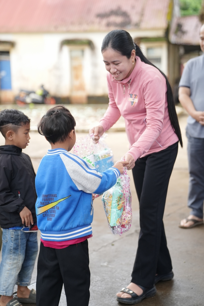 Giving Mid-autumn gifts in Tà Đùng – Lâm Đồng in the pagoda charity activities
