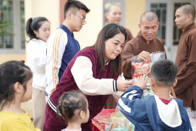 Giving Mid-autumn gifts in Tà Đùng – Lâm Đồng in the pagoda charity activities