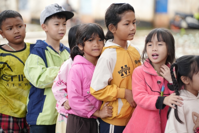 Giving Mid-autumn gifts in Tà Đùng – Lâm Đồng in the pagoda charity activities