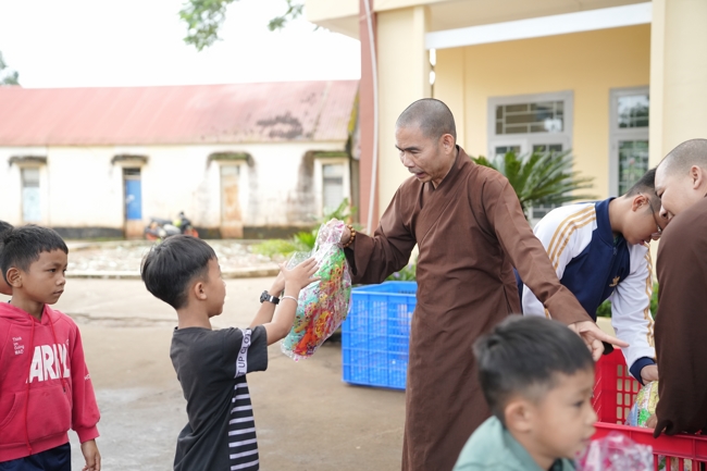 Giving Mid-autumn gifts in Tà Đùng – Lâm Đồng in the pagoda charity activities