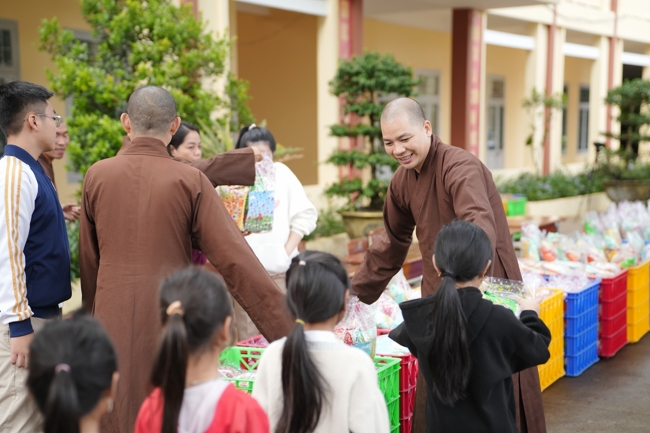 Giving Mid-autumn gifts in Tà Đùng – Lâm Đồng in the pagoda charity activities