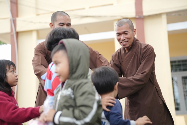 Giving Mid-autumn gifts in Tà Đùng – Lâm Đồng in the pagoda charity activities