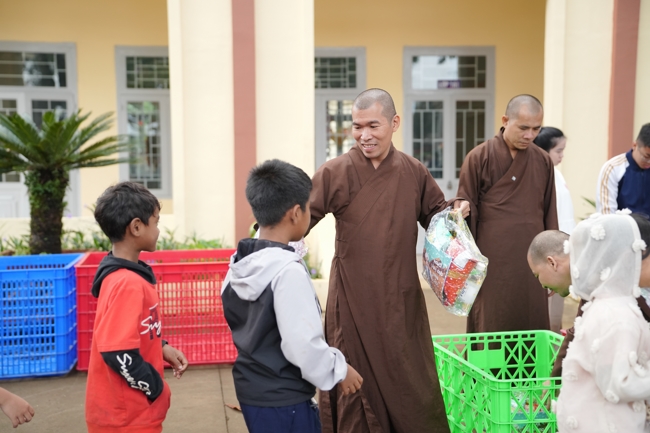 Giving Mid-autumn gifts in Tà Đùng – Lâm Đồng in the pagoda charity activities