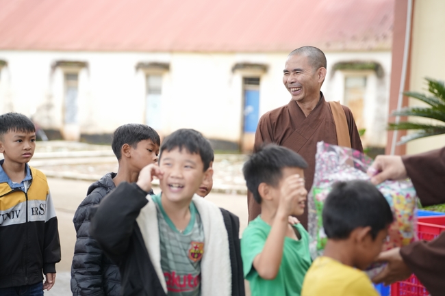 Giving Mid-autumn gifts in Tà Đùng – Lâm Đồng in the pagoda charity activities