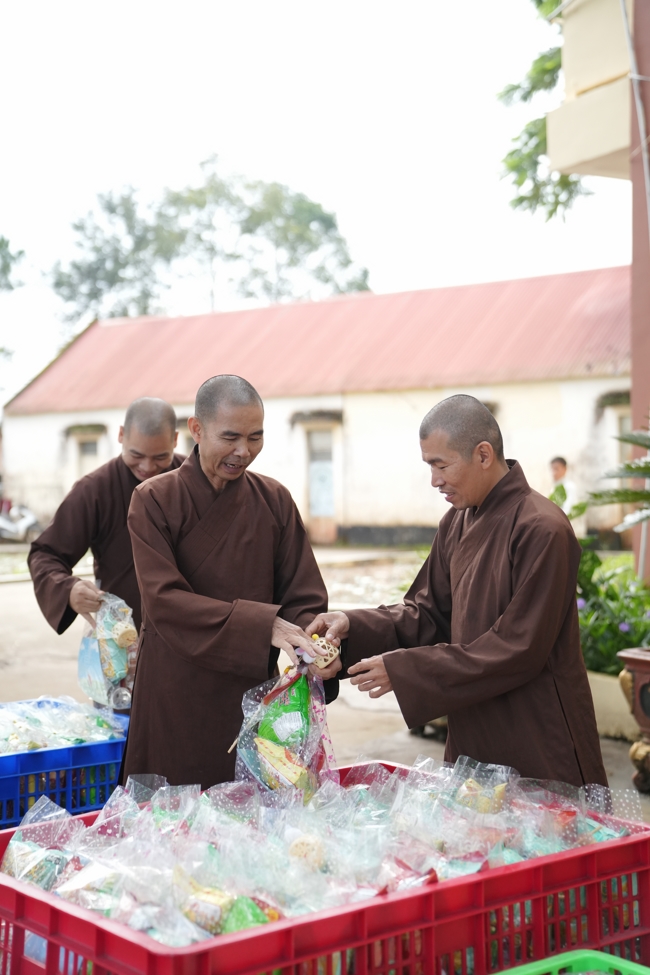 Giving Mid-autumn gifts in Tà Đùng – Lâm Đồng in the pagoda charity activities