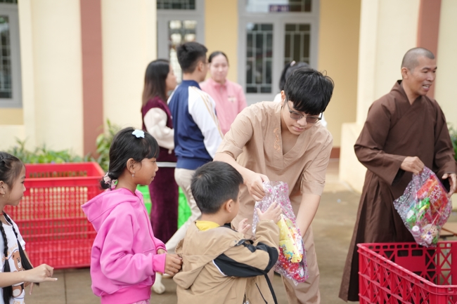 Giving Mid-autumn gifts in Tà Đùng – Lâm Đồng in the pagoda charity activities