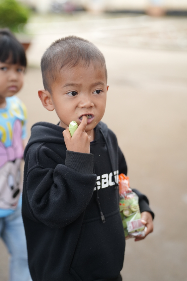 Giving Mid-autumn gifts in Tà Đùng – Lâm Đồng in the pagoda charity activities