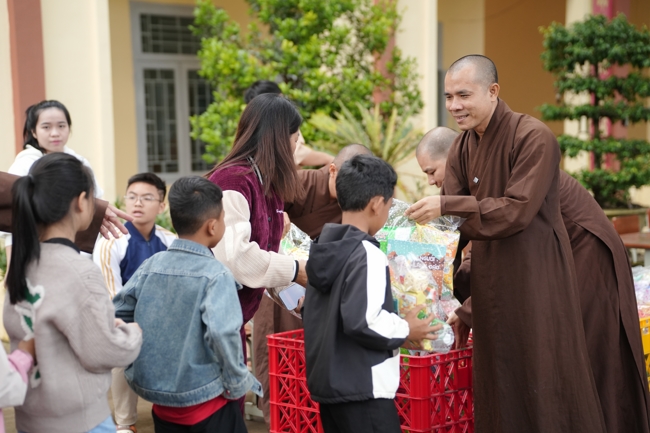 Giving Mid-autumn gifts in Tà Đùng – Lâm Đồng in the pagoda charity activities