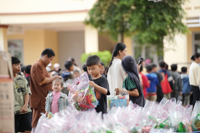 Giving Mid-autumn gifts in Tà Đùng – Lâm Đồng in the pagoda charity activities
