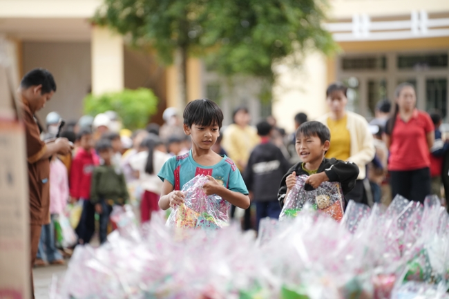 Giving Mid-autumn gifts in Tà Đùng – Lâm Đồng in the pagoda charity activities
